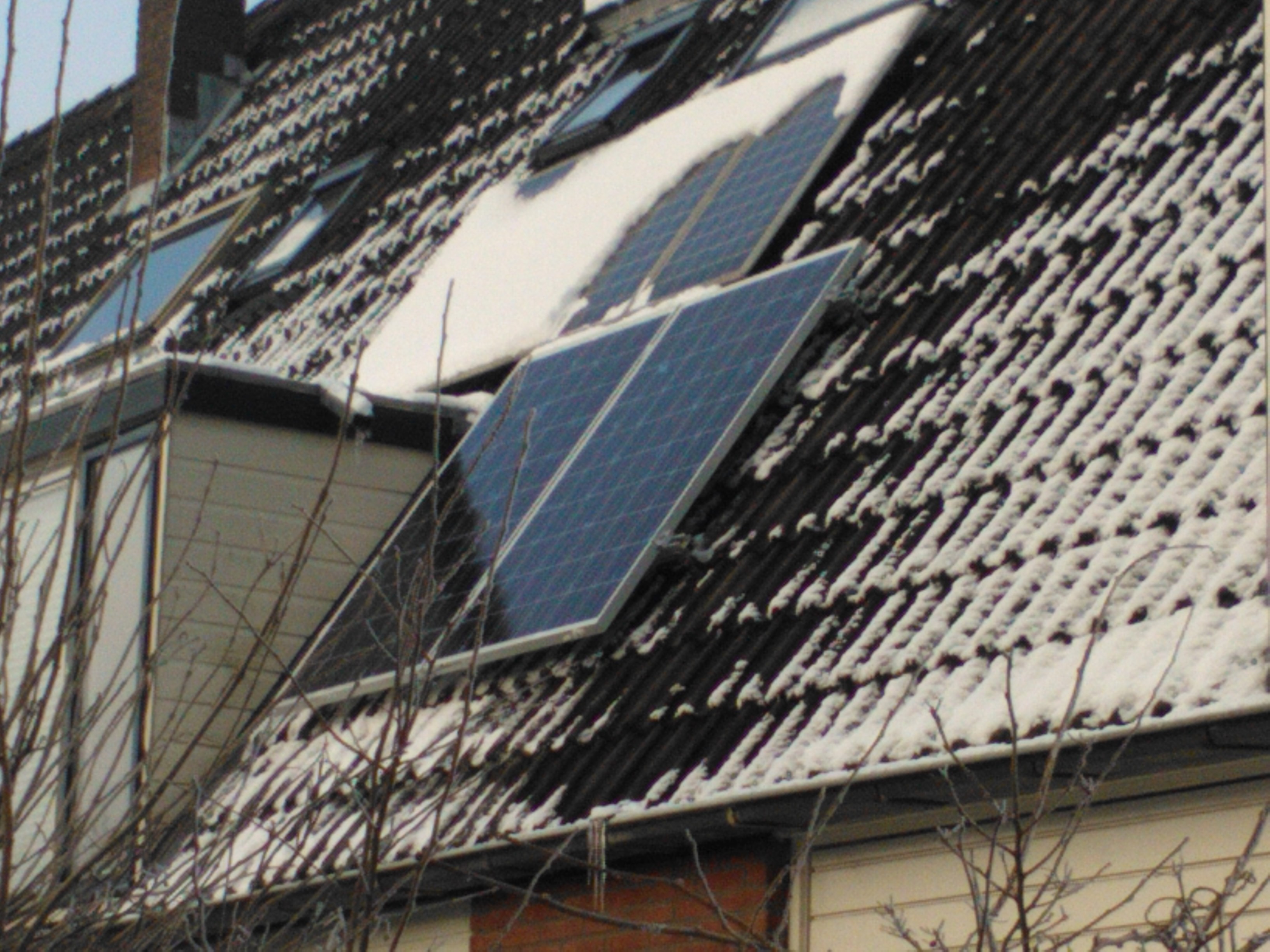 Milro feliciteert familie Banga met nieuwe panelen