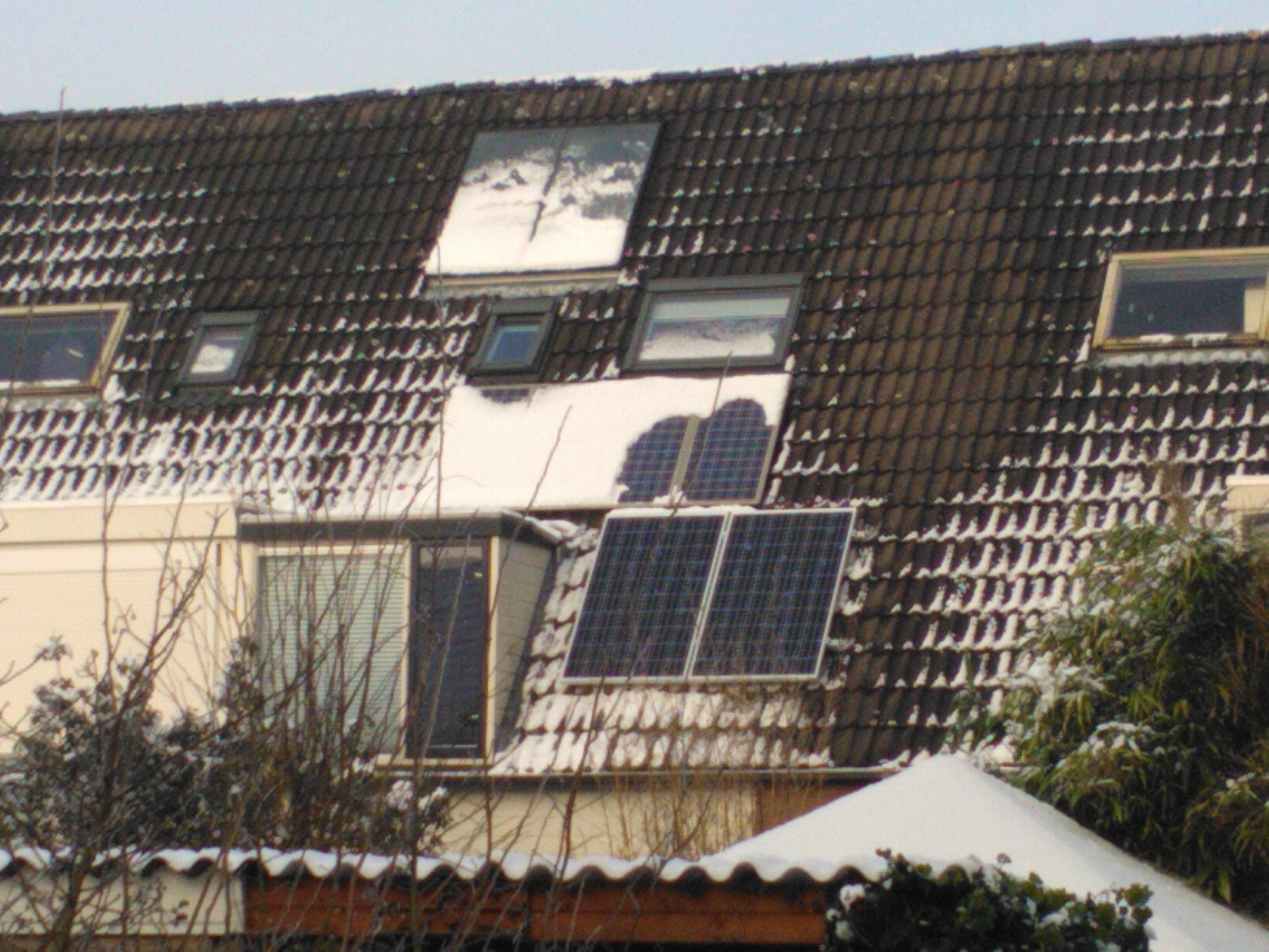 Sneeuw op zonnepanelen beperkt opbrengst