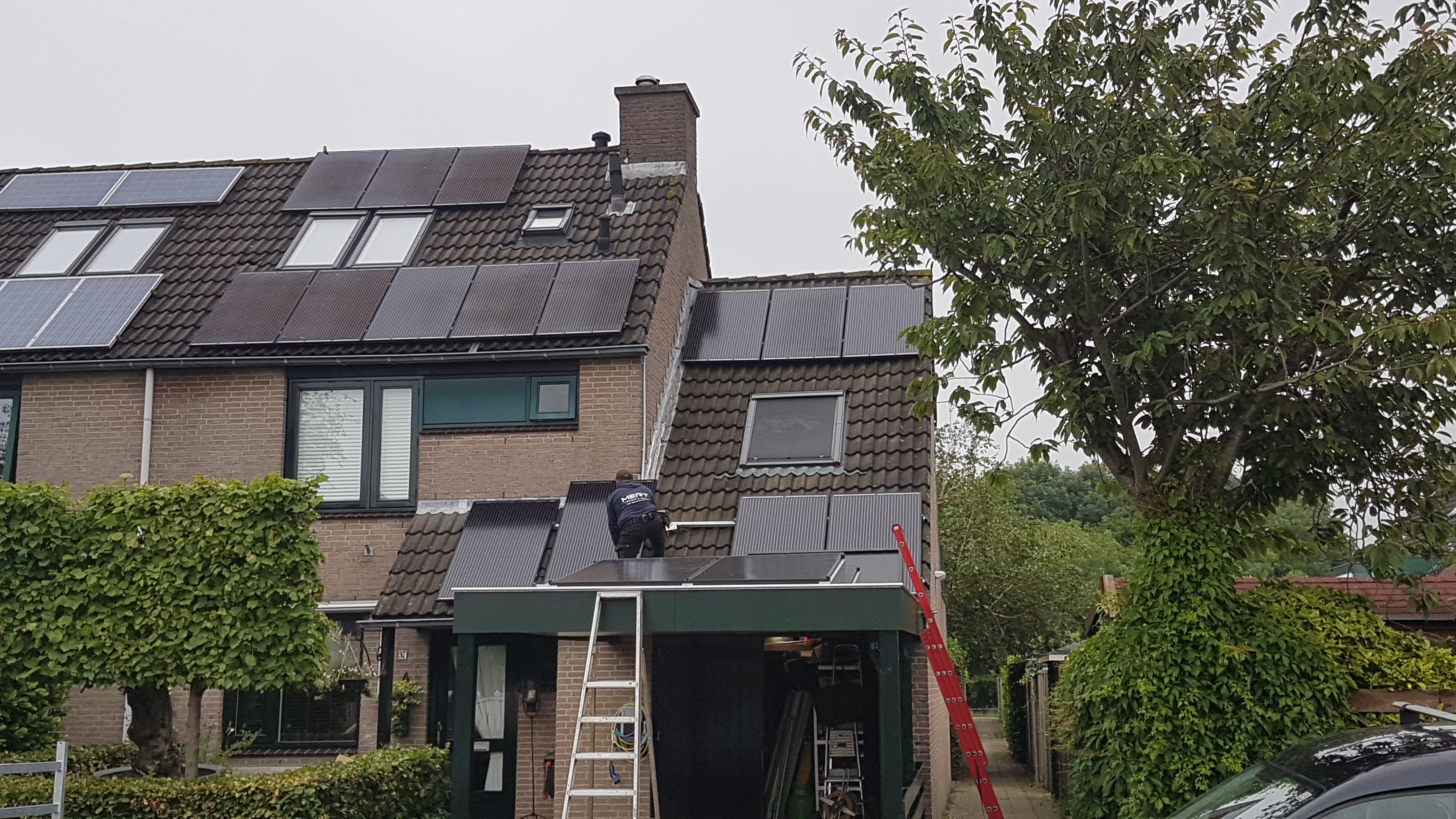 Gefeliciteerd met uw 4 uitbreiding van uw zonnepanelen op de carpoort