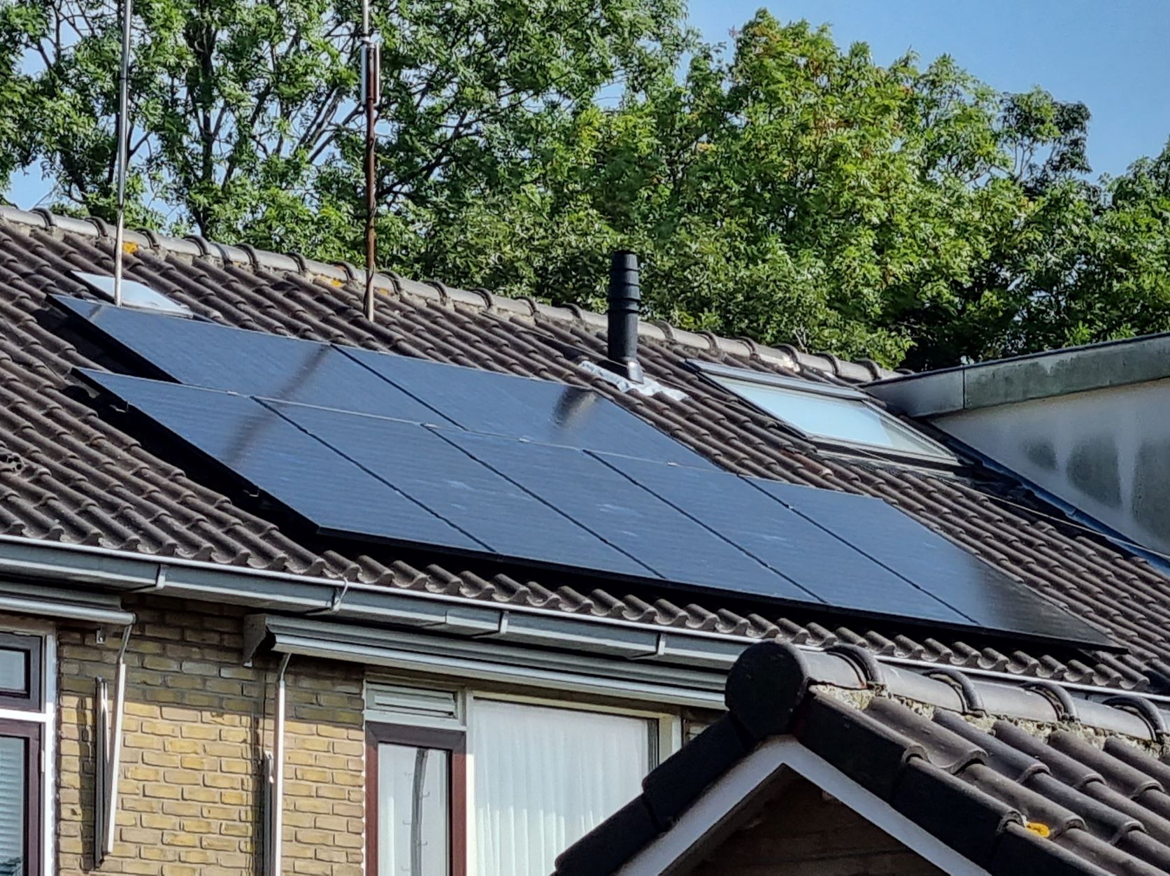 Gefelictiteerd met uw zonnepanelen JA Solar 365Wp zonnepanelen Met APsytems QS1 omvormers