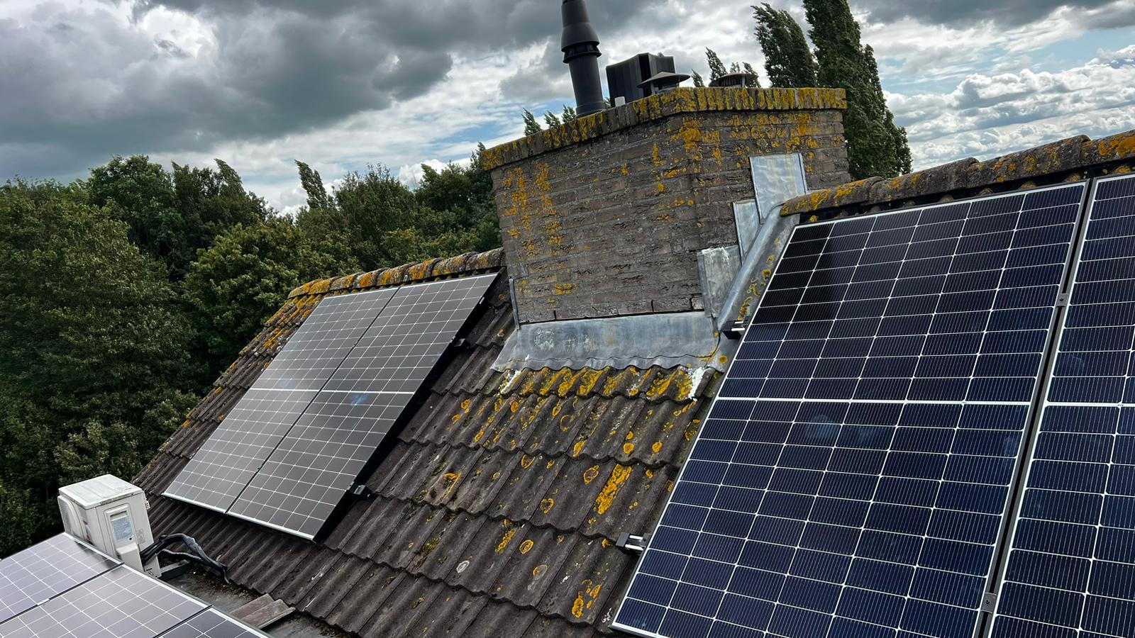 Gefelictiteerd met uw zonnepanelen JInko Tiger Neo N-type 60HL4-(v) 475Wp zonnepanelen. Met APsytems DS3-L omvormers